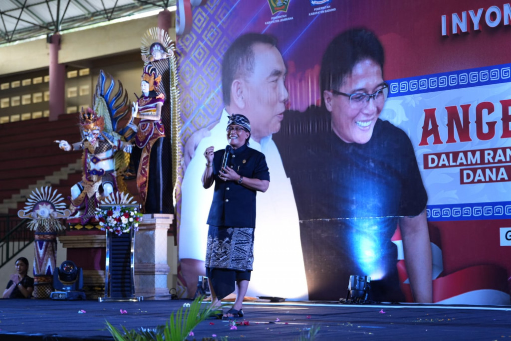 Bupati Giri Prasta hadir dalam Peringatan HUT Ke-21 Desa Selat